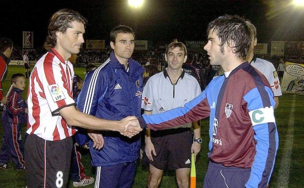 Julen Guerrero y Ramsés se saludan antes del inicio del encuentro disputado en 2004 en La Albuera.