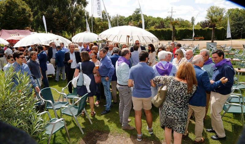 Representantes de las instituciones, de las empresas y entidades palentinas disfrutan con el periódico en el Chiringuito de las Huertas del Obispo