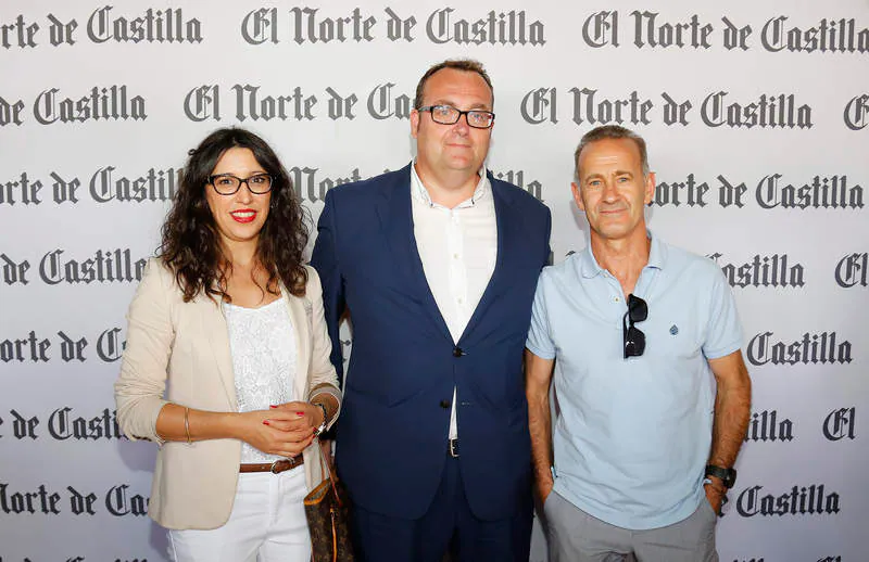 Cristina Montiel y Julio Casado (Mercadona), con Paco Villameriel (Papiro).