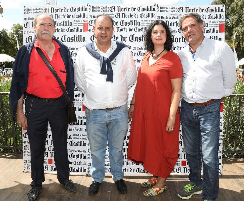 Leonardo Quintero y José Antonio Flores, de Villaconancio, con los periodistas Patricia Melero y Juan Carlos Bravo.