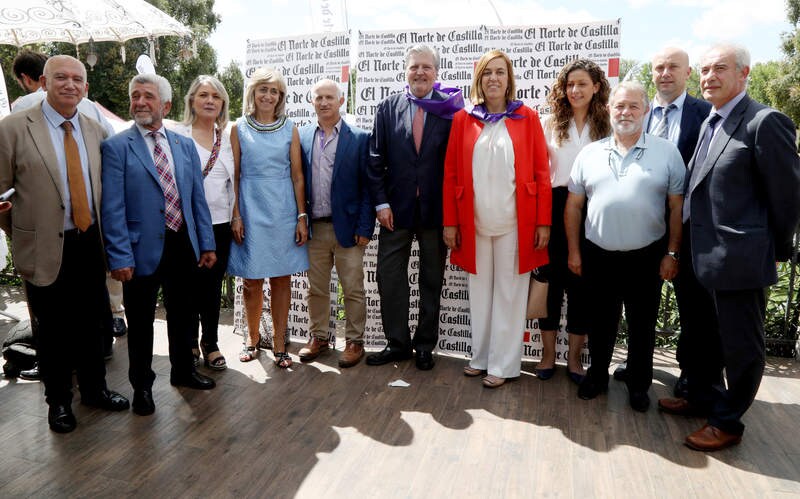 El ministro de Educación, Íñigo Méndez de Vigo, y la presidenta de la Diputación, Ángeles Armisén, en el centro, con los diputados Javier Villafruela, José Antonio Arija, María José Ortega, María José de la Fuente, Urbano Alonso, Carolina Valbuena, Carlos Morchón, Luis Calderón y Javier San Millán.