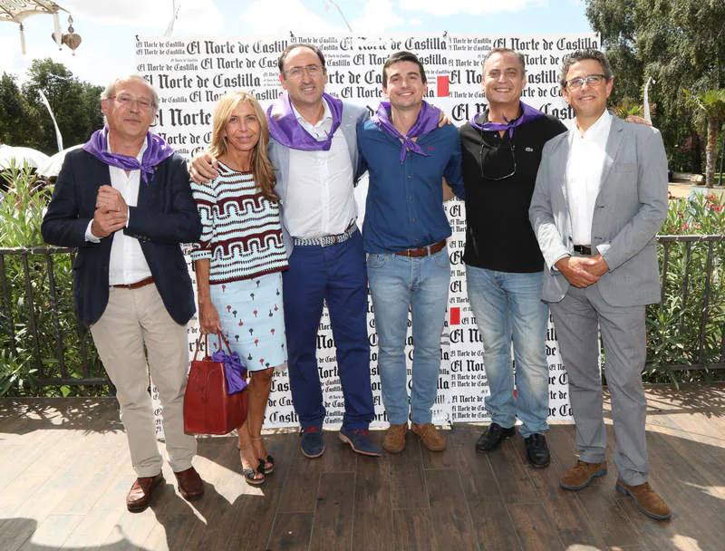 El alcalde, Alfonso Polanco (tercero izquierda), con los concejales Juan Antonio Marcos, Carmen Fernández, David Vázquez, Luis Ángel Pérez y Facundo Pelayo.