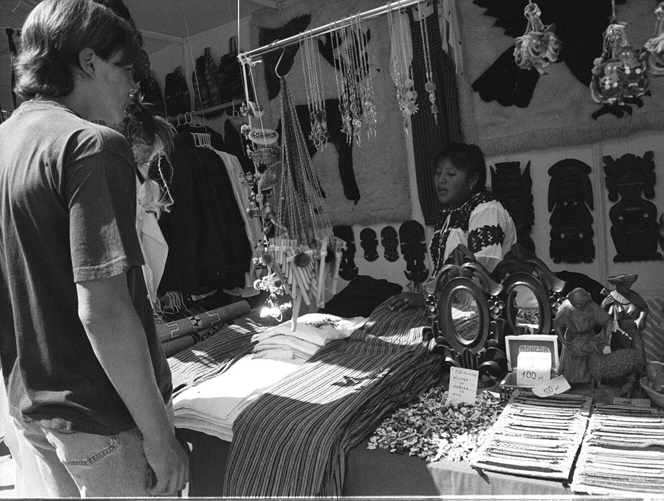 1997. Puestos de la Feria de las Naciones en el Paseo de las Moreras.