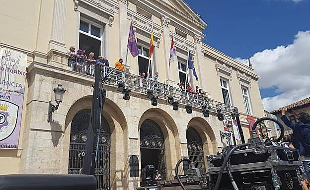 El alcalde se dispone a lanzar el cohetón de fiestas.