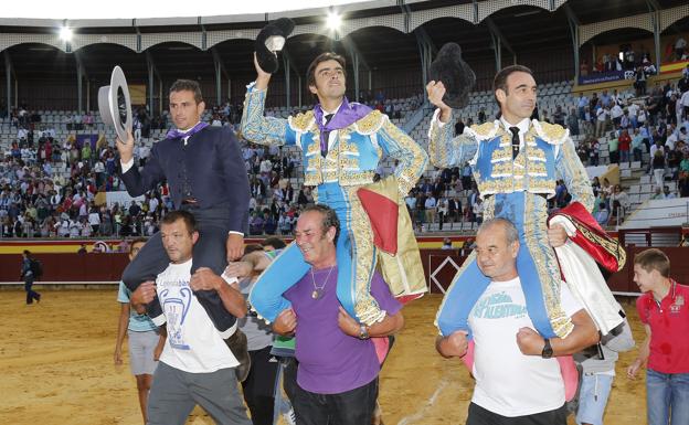 El mayoral de Montalvo, Paco Colmenero, y los diestros Miguel Ángel Perera y Enrique Ponce salen ayer a hombros de la plaza palentina de Campos Góticos.