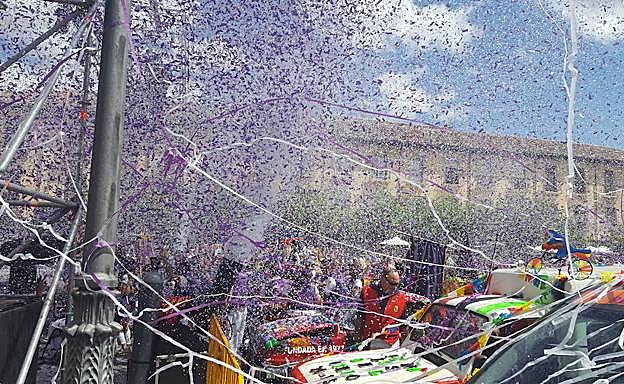Las peñas bailan entre el confeti al finalizar el pregón. 