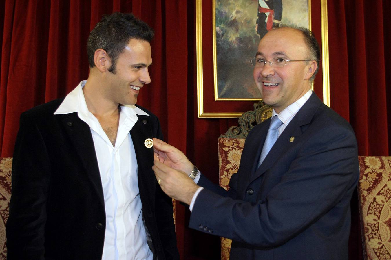 23.09.05 El actor Roberto Enríquez recibe el galardón Premio de Teatro Provincia de Valladolid 2004 de manos del presidente de la Diputación de Valladolid, Ramiro Ruiz Medrano.