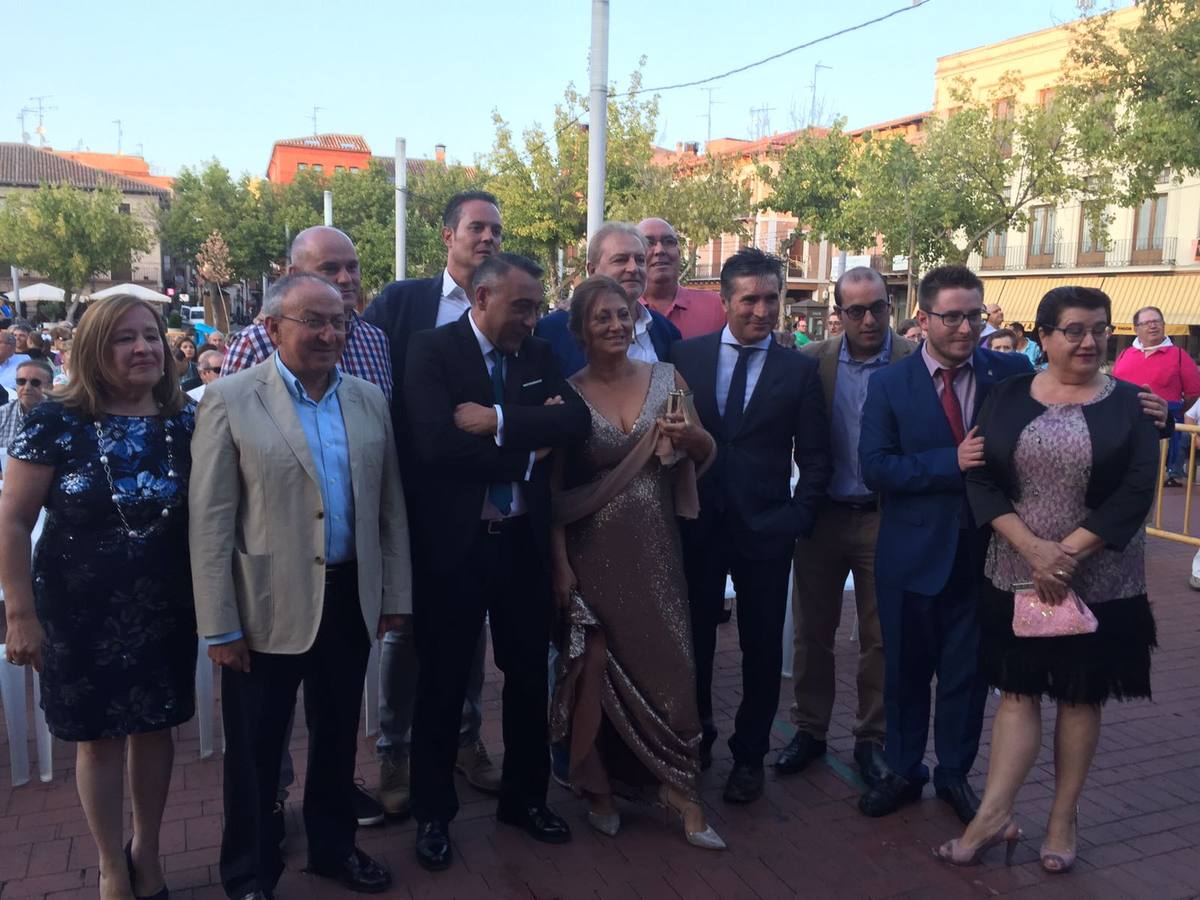 La alcaldesa, Teresa López, con los concejales de su grupo y otros cargos del PSOE, como el senador Emilio Álvarez Villazán.