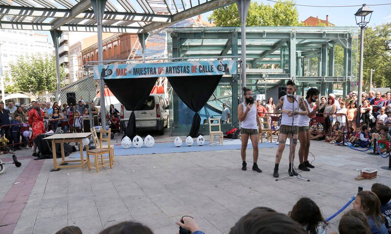 Espectáculo de la Muestra de Artistas de Calle en la plaza Pío XII de Palencia