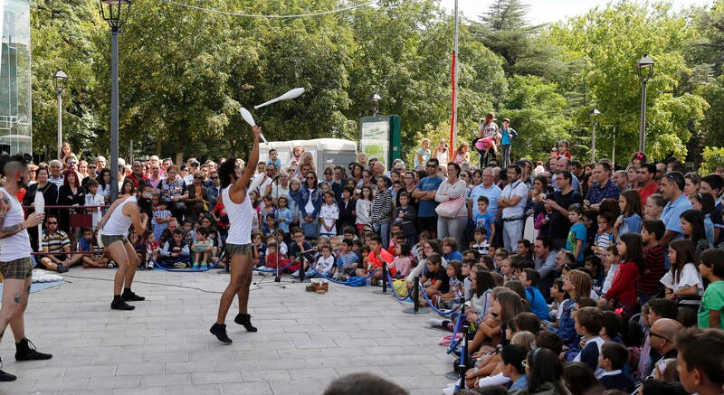 Espectáculo de la Muestra de Artistas de Calle en la plaza Pío XII de Palencia