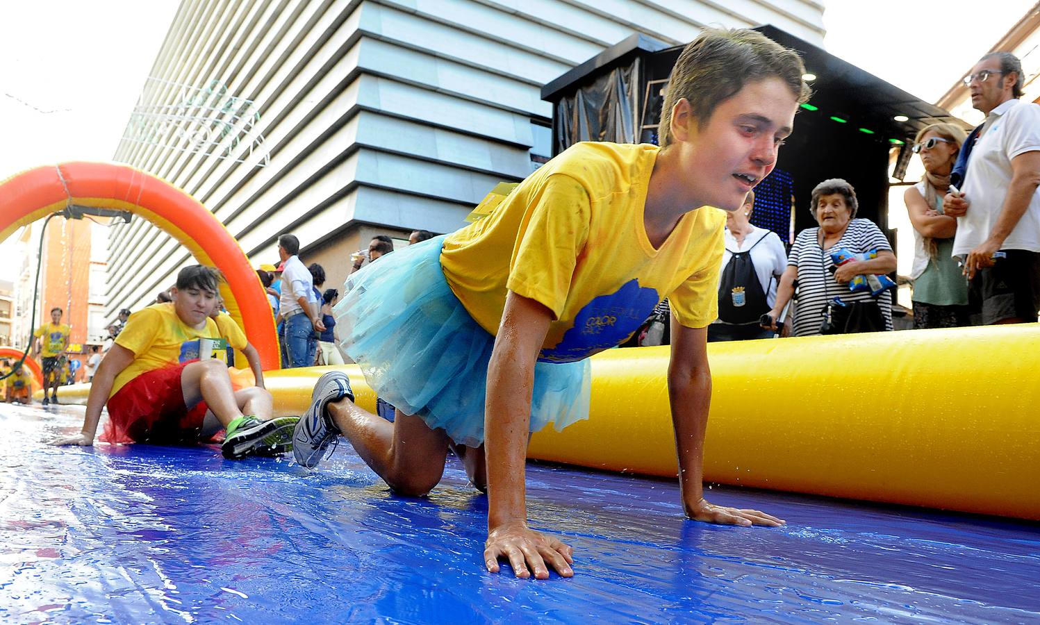 Una gran nube rosa, amarilla, azul y verde dio el pistoletazo de salida al gran pórtico de las fiestas patronales de San Antolín