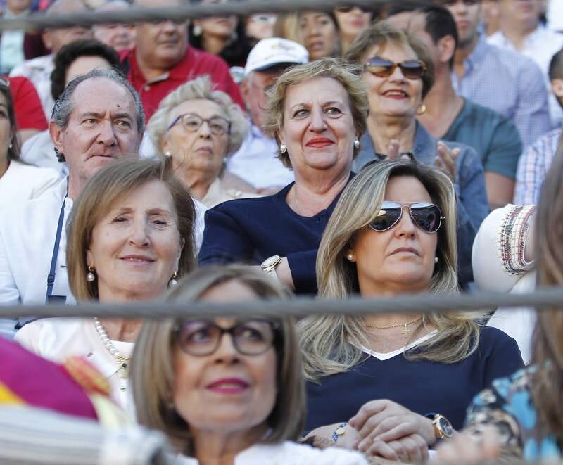 La Plaza de Campos Góticos albergó en las gradas a caras conocidas del mundo de la política, la comunicación y el vino