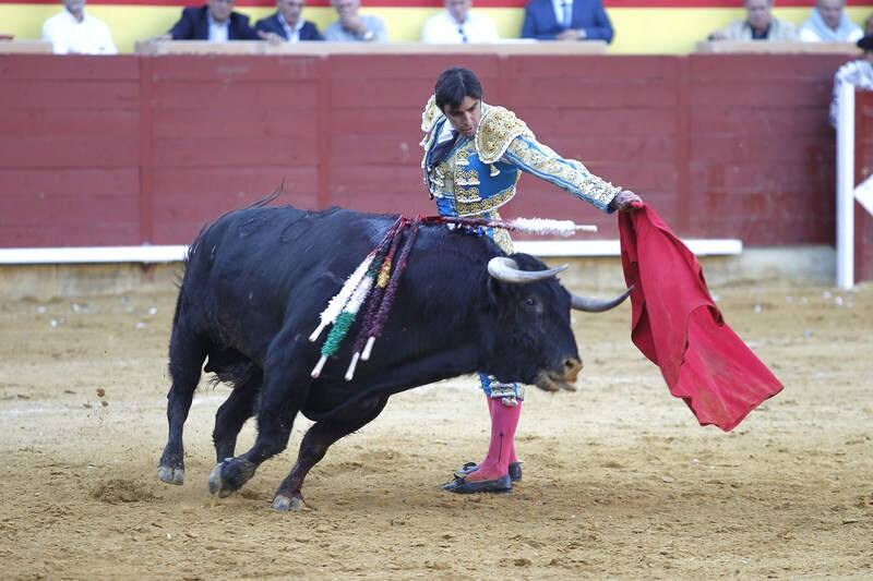 La Plaza de Campos Góticos albergó en las gradas a caras conocidas del mundo de la política, la comunicación y el vino