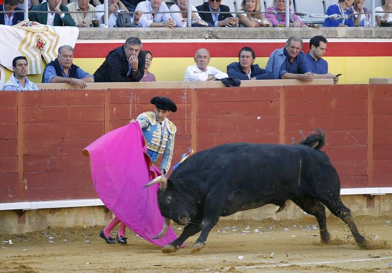 La Plaza de Campos Góticos albergó en las gradas a caras conocidas del mundo de la política, la comunicación y el vino