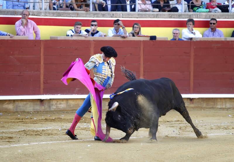 La Plaza de Campos Góticos albergó en las gradas a caras conocidas del mundo de la política, la comunicación y el vino