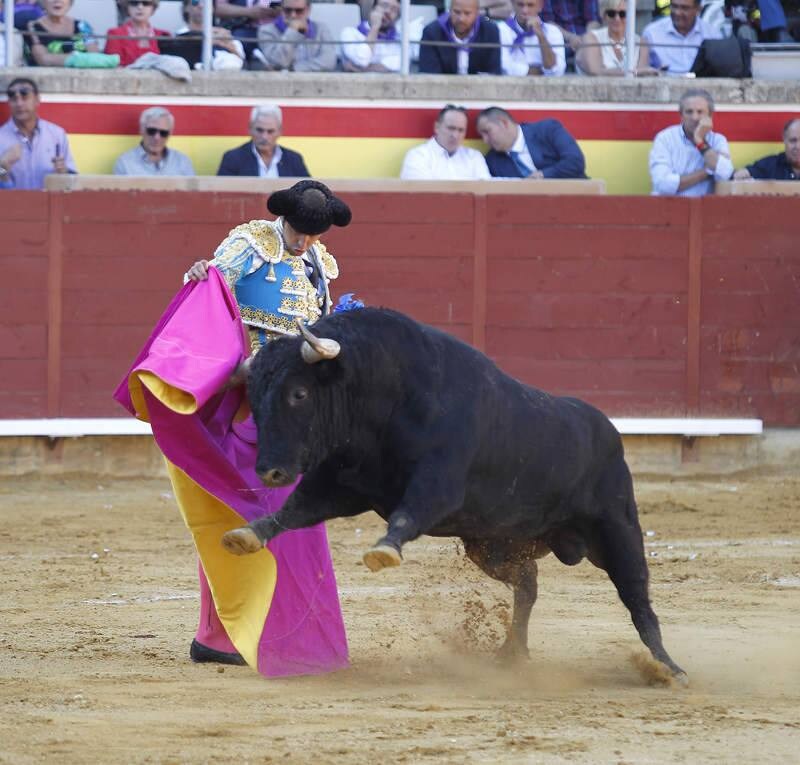 La Plaza de Campos Góticos albergó en las gradas a caras conocidas del mundo de la política, la comunicación y el vino