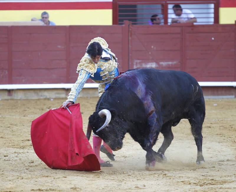 La Plaza de Campos Góticos albergó en las gradas a caras conocidas del mundo de la política, la comunicación y el vino