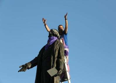 Imagen secundaria 1 - Momentos del Desfile de Peñas