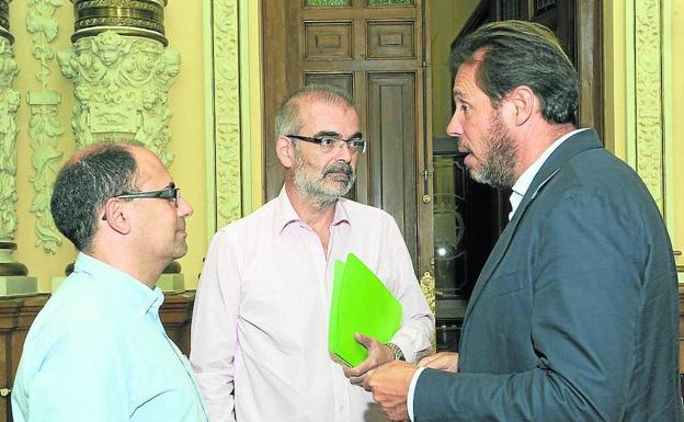 El edil Luis Vélez, el gerente de Auvasa, Andrés Bernabé, y el alcalde, Óscar Puente, ayer.