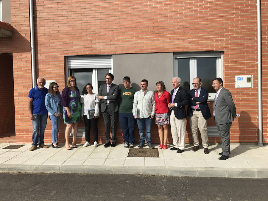 Suárez Quiñiones, en el centro, posa con los adjudicatarios de las viviendas. 