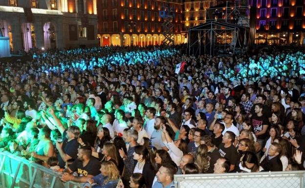 El público abarrotó la Plaza Mayor para corear las canciones de Pau Donés.