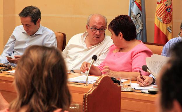 Alfonso reguera charla con Clara Luquero durante el pleno.