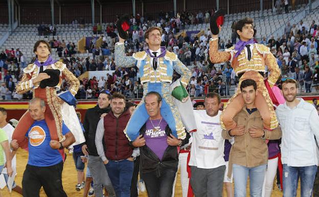 Roca Rey, El Juli y Luis David Adame abandonan el coso palentino a hombros tras la corrida. 