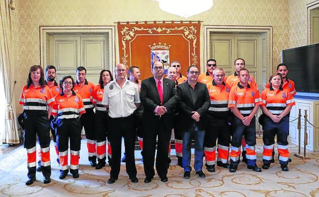 FernandoRodríguez y el jefe de la Policía Local posan con los voluntarios de ProtecciónCivil.