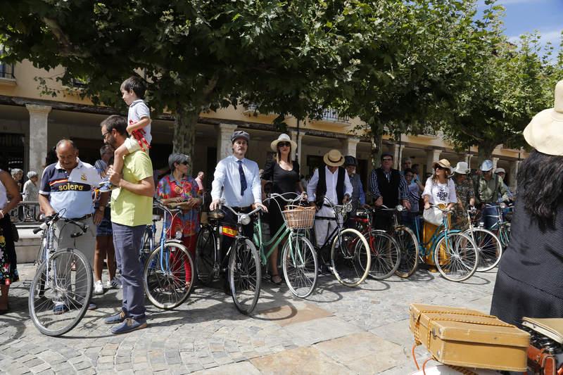 Bicicletas clásicas en la Plaza Mayor de Palencia con motivo de las fiestas de San Antolín