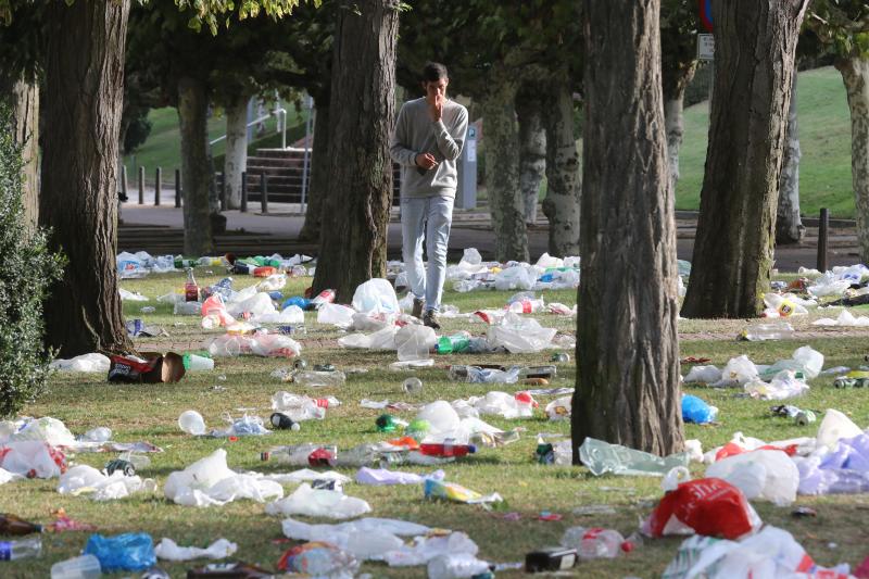 Limpieza de los restos del botellón de Las Moreras