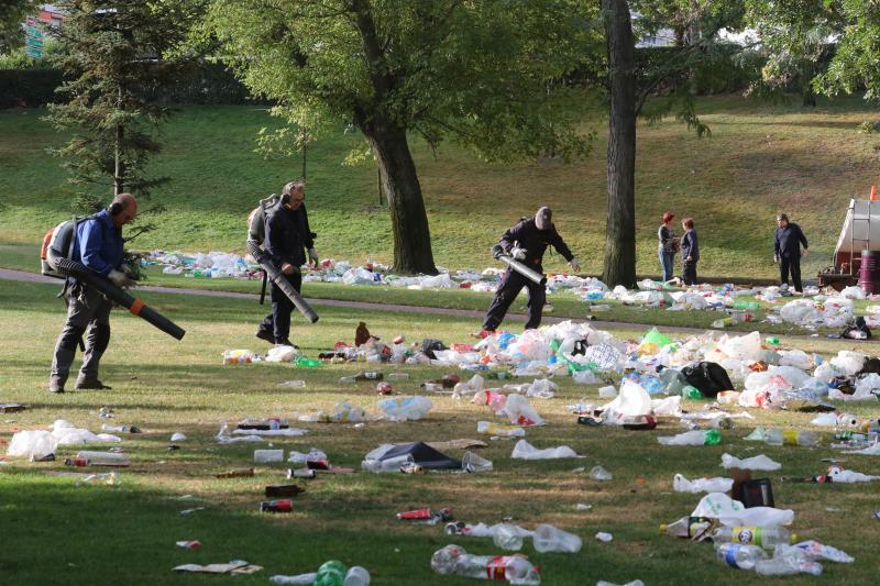 Limpieza de los restos del botellón de Las Moreras