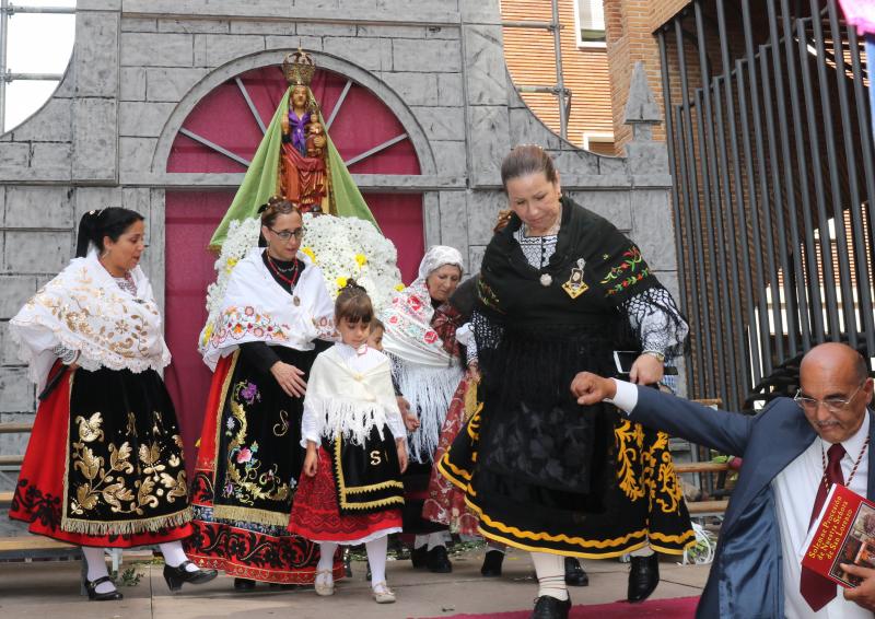 Ofrenda floral a la Virgen de San Lorenzo