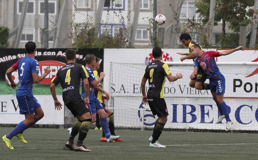 Borja Plaza disputa un balón aéreo durante el partido disputado en Vigo.