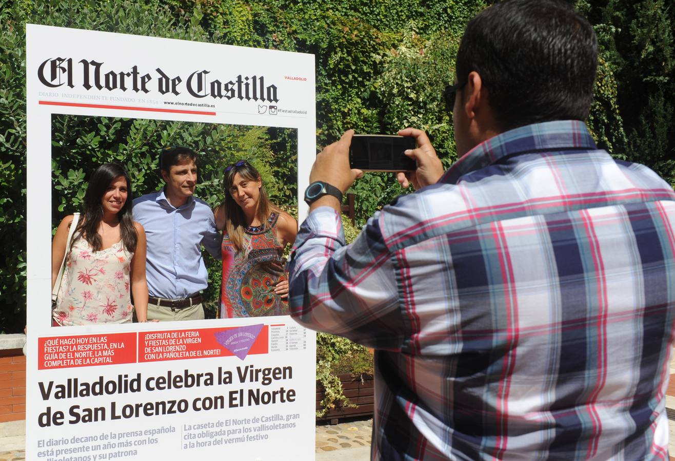 Javier Calleja fotografía a sus compañeros Patricia Fernández. Jorge Miguel y Paloma Rodríguez.