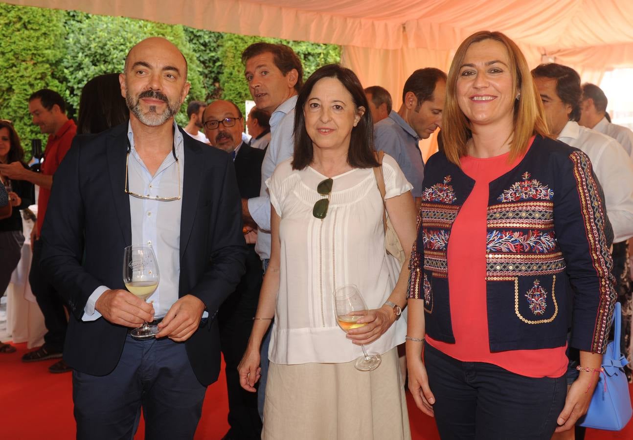 Javier Ortega, director de la Fundación Miguel Delibes; la periodista Angélica Tanarro y Virginia Barcones, vicesecretaria general del PSOE.