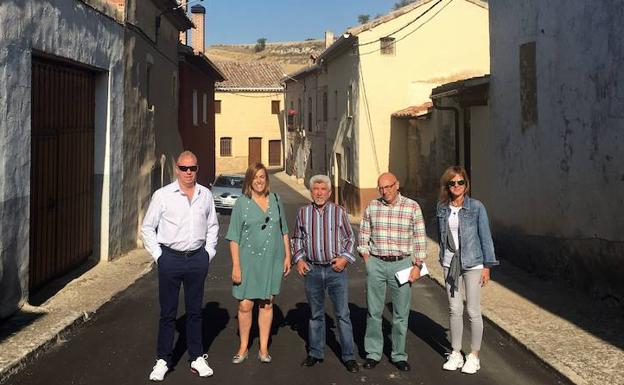 La presidenta de la Diputación, Angeles Armisén, junto al alcalde de Valdeolmillos, Jesús Mª Ortega, (izquierda) y el diputado de la zona, José Antonio Arija (derecha).