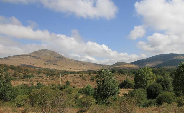 Vista del monte de La Atalaya, a la izquierda, origen de la cuenca del río Cambrones.