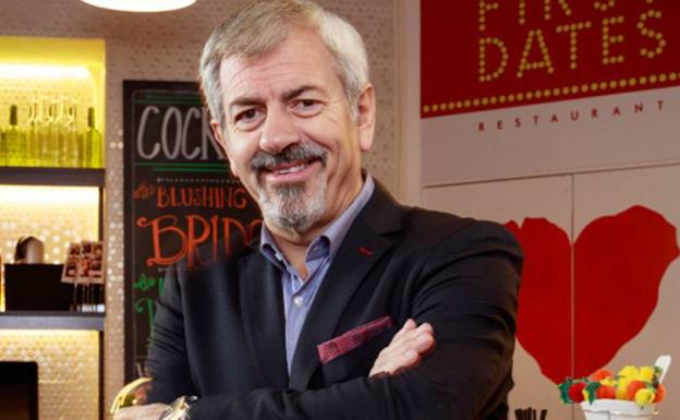 Carlos Sobera conoce al primer bebé fruto de 'First Dates'