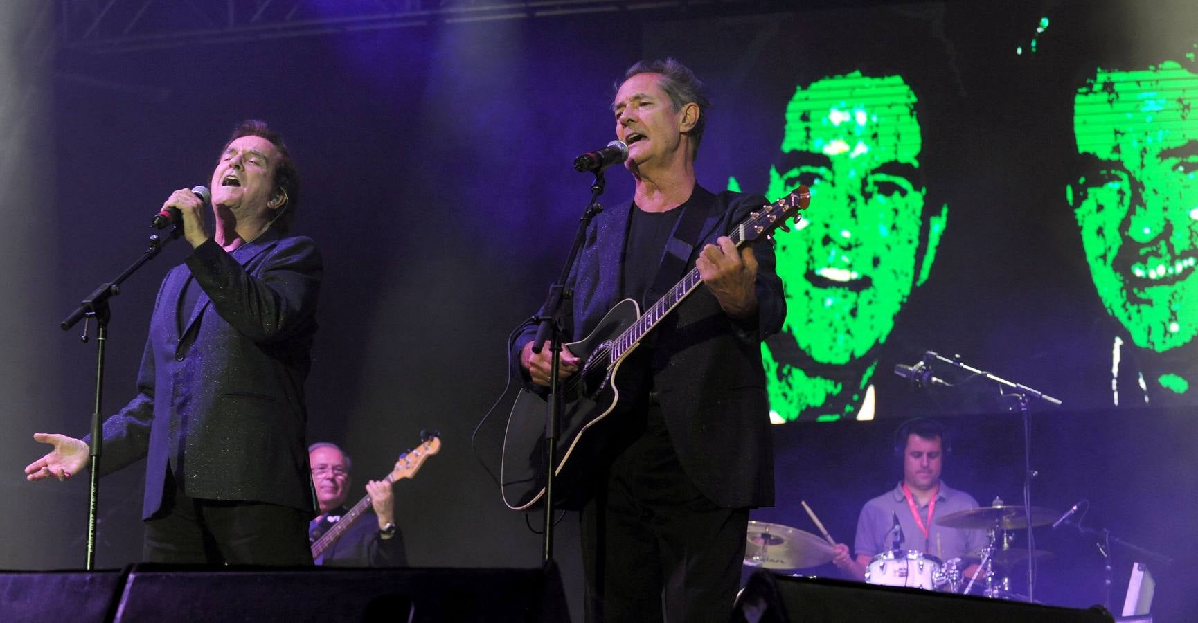 Manolo y Ramón bromeraron con el público de la Plaza Mayor que acudió para disfrutar de los grandes éxitos de su carrera