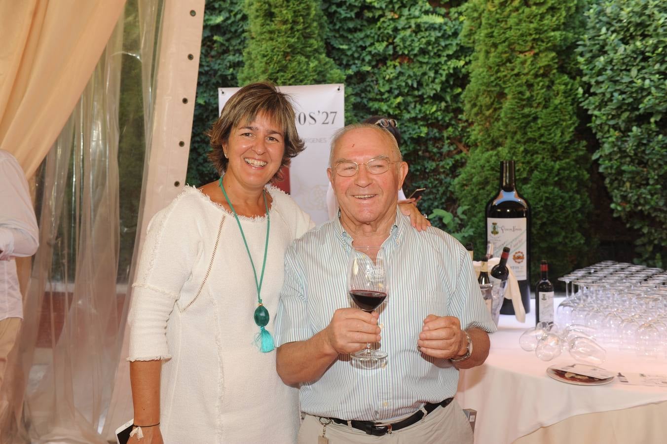La directora de Márketing de El Norte, Charo López, con el bodeguero Jesús Yllera.