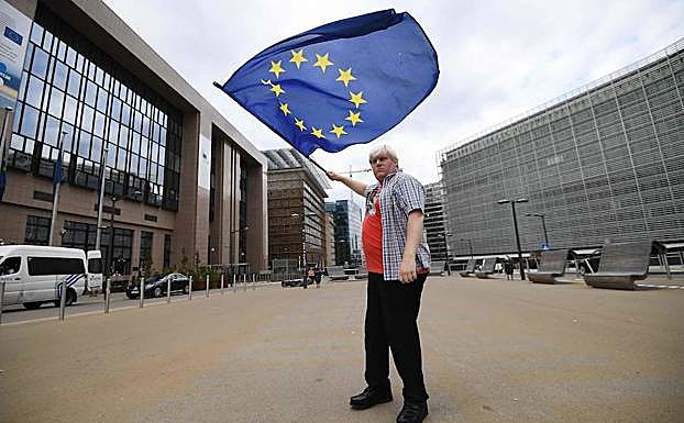 El ministro de Asuntos Exteriores, Boris Johnson, ondea una bandera europea. 