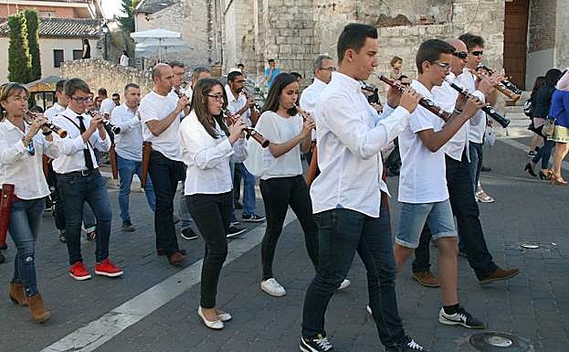 Componentes de la Escuela Municipal de Música, en una actuación.