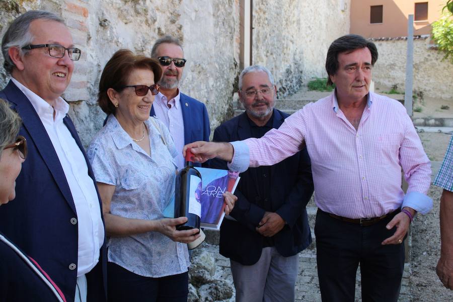 El alcalde de Cuéllar entrega unos regalos a la visitante 100.000 de 'Reconciliare'.