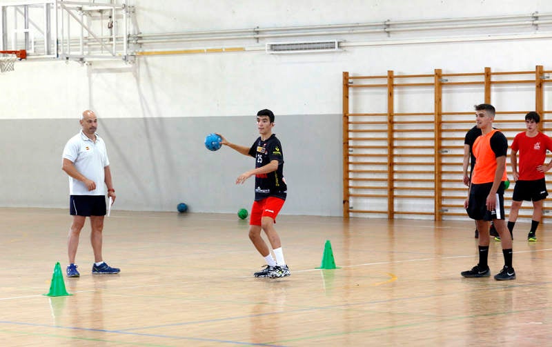 Ochenta jugadores y ocho técnicos preparan el Campeonato de España en las instalaciones del pabellón Diego Cosgaya y del Campo de la Juventud