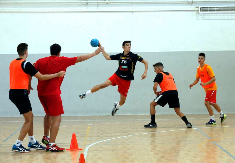 Ochenta jugadores y ocho técnicos preparan el Campeonato de España en las instalaciones del pabellón Diego Cosgaya y del Campo de la Juventud