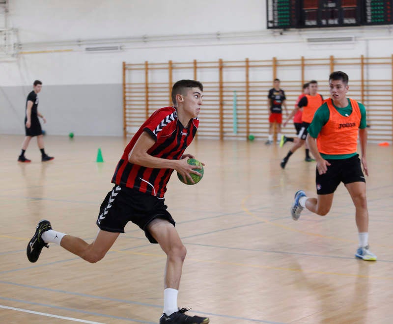 Ochenta jugadores y ocho técnicos preparan el Campeonato de España en las instalaciones del pabellón Diego Cosgaya y del Campo de la Juventud