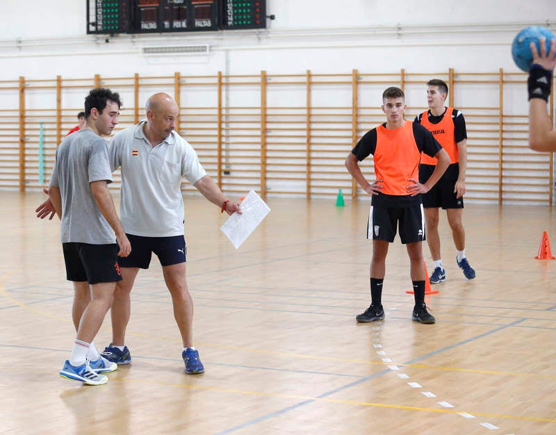 Ochenta jugadores y ocho técnicos preparan el Campeonato de España en las instalaciones del pabellón Diego Cosgaya y del Campo de la Juventud