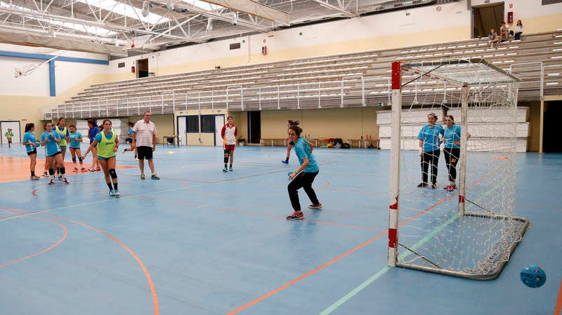 Ochenta jugadores y ocho técnicos preparan el Campeonato de España en las instalaciones del pabellón Diego Cosgaya y del Campo de la Juventud