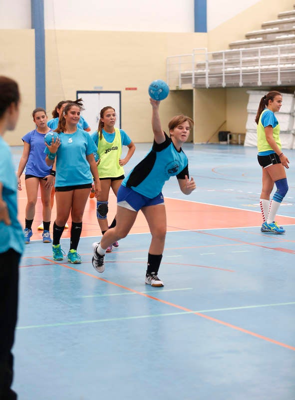 Ochenta jugadores y ocho técnicos preparan el Campeonato de España en las instalaciones del pabellón Diego Cosgaya y del Campo de la Juventud