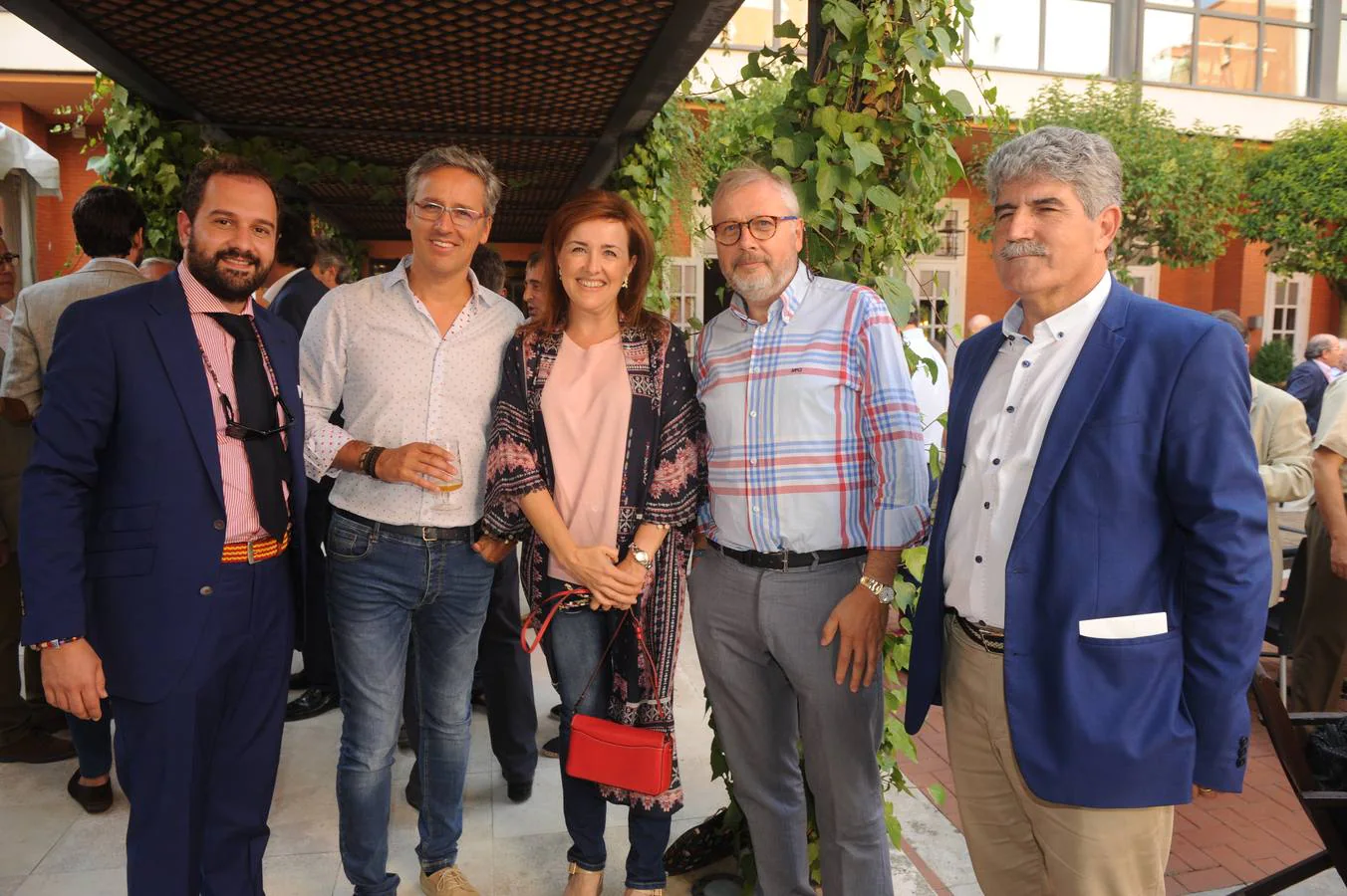 Vicente Díez, jefe de protocolo de la Delegación del Gobierno; José Luis Martín, delegado de ABC en Castilla y León; Ana Hernando, de GSK; Luis Jaramillo, director de la Cope, y Arturo J. Pinto, responsable de prensa de la Delegación del Gobierno.